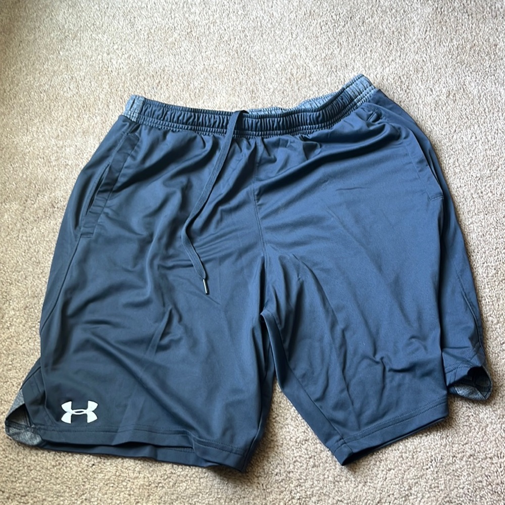 Mens - Under Armor - Loose Basketball shorts - Grey - L - Like New